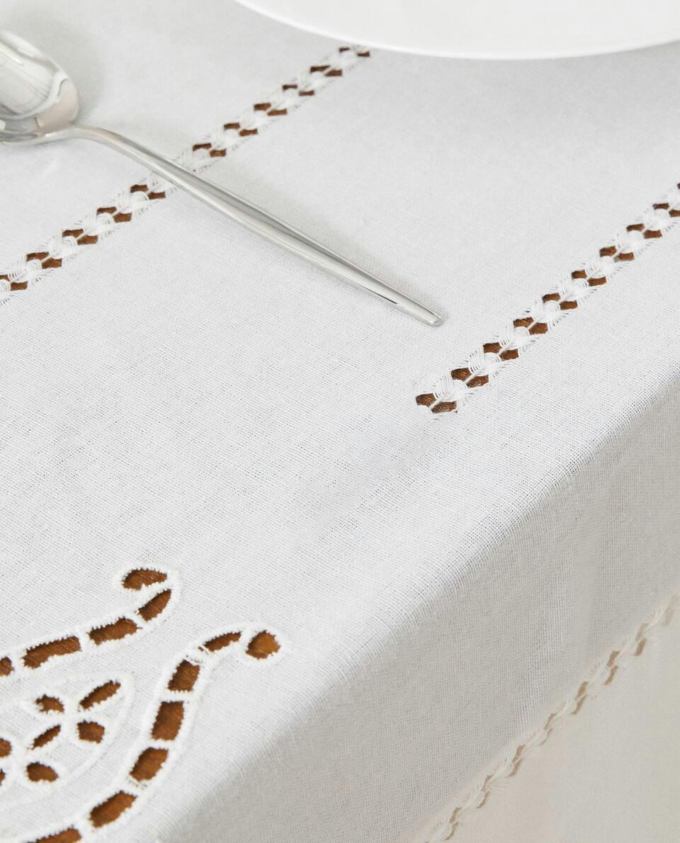 TOALHA DE MESA COM FLORES BORDADAS
