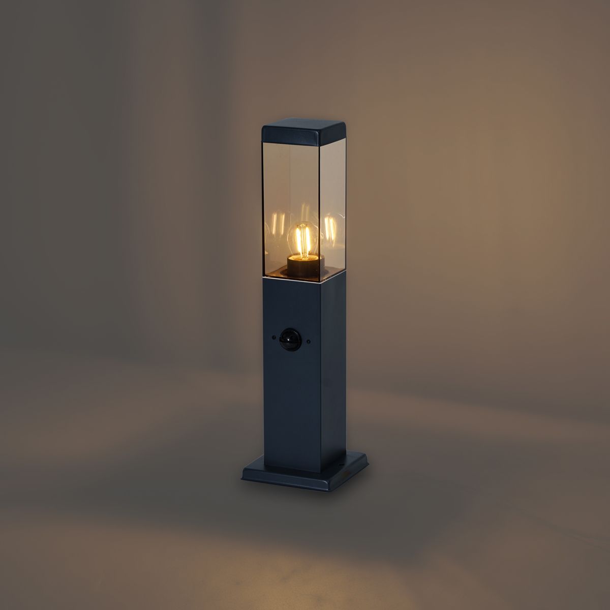 Buitenlamp donkergrijs met smoke glas 45cm IP44 met stopcontact en bewegingssensor - Malios