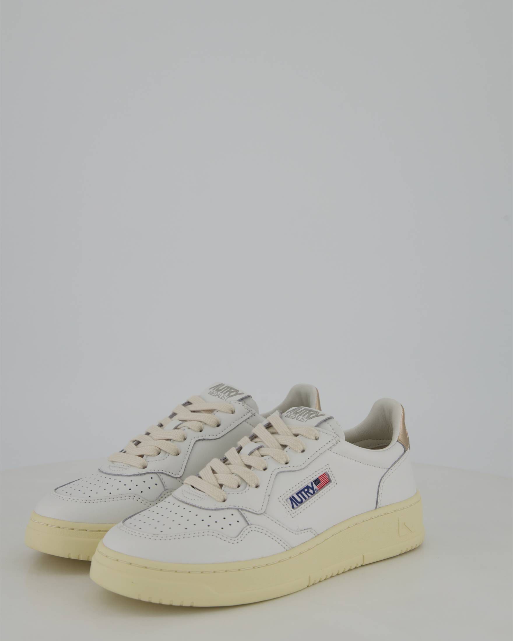 Autry| Damen Sneaker MEDALIST aus Leder mit goldfarbener Hinterkappe