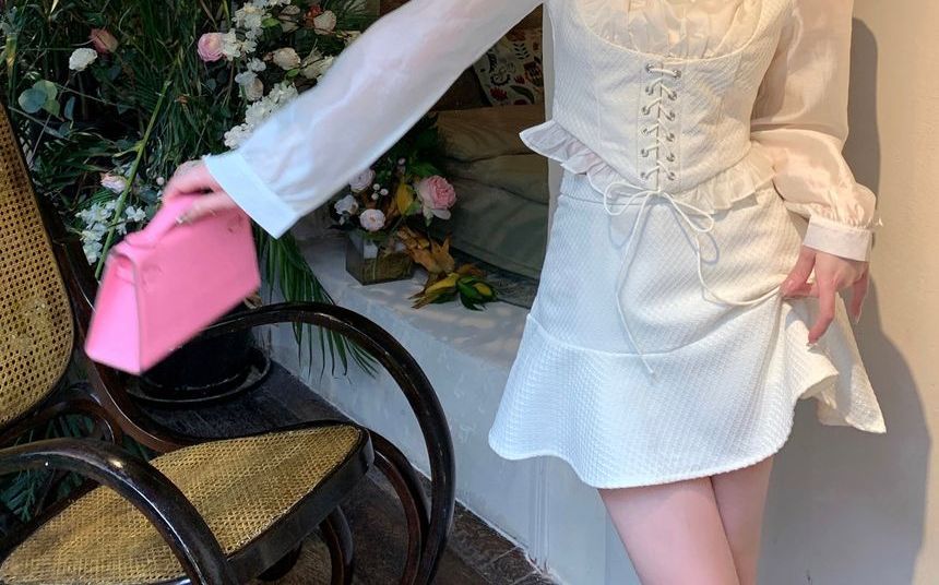 Sisyphi - Blouse met vierkante hals en vetersluiting / Mini A-lijn rok met hoge taille