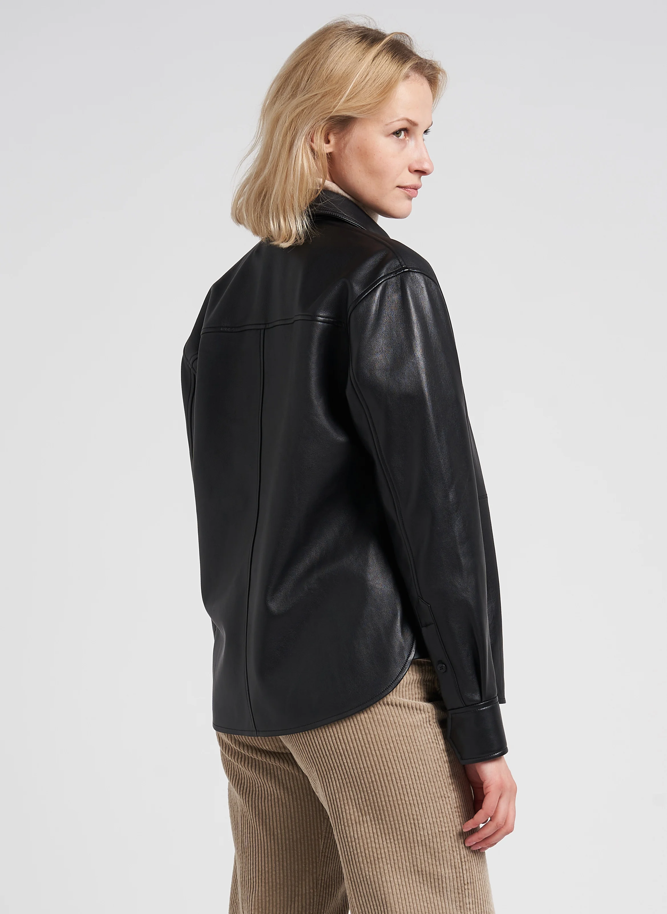 FEATHER - Chemise col classique oversize en cuir | Noir