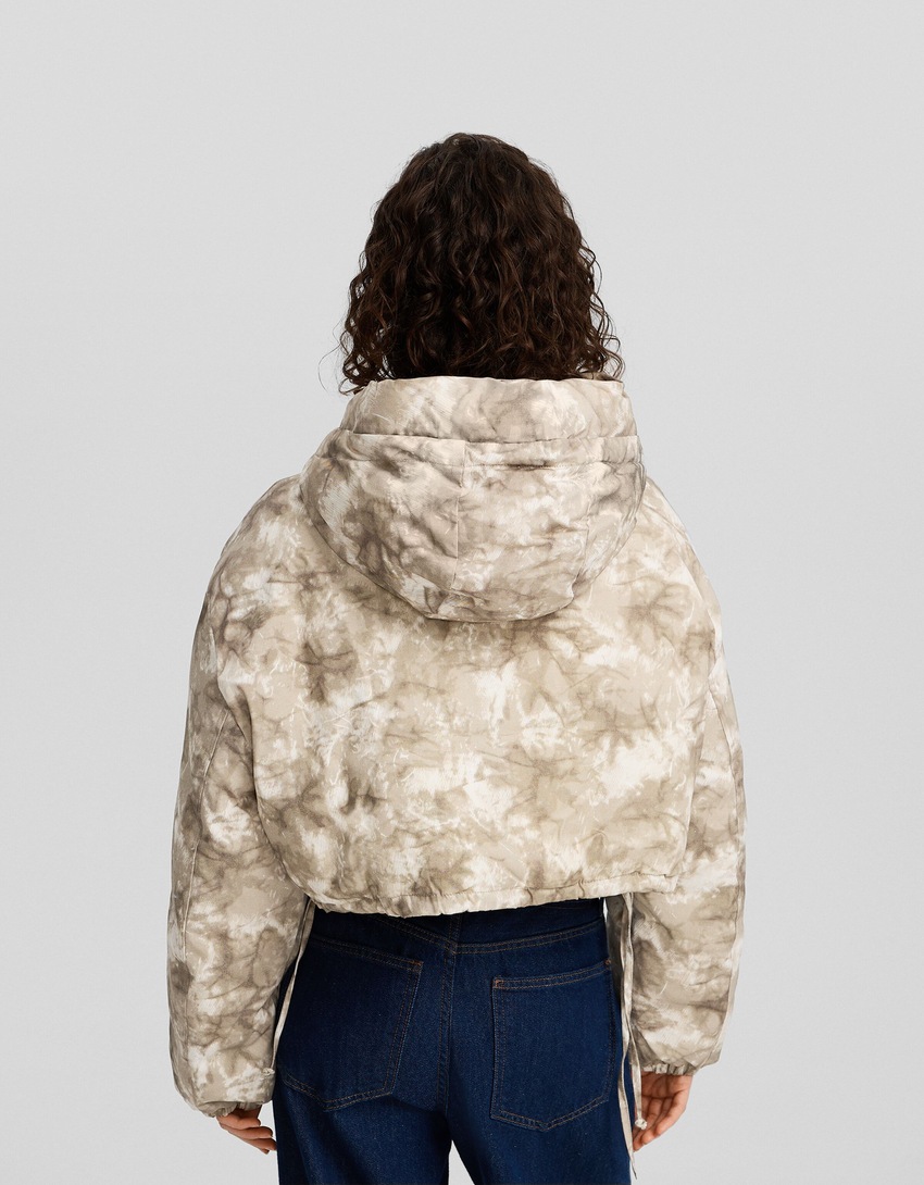 Jaqueta puffer cropped estampada com capuz.