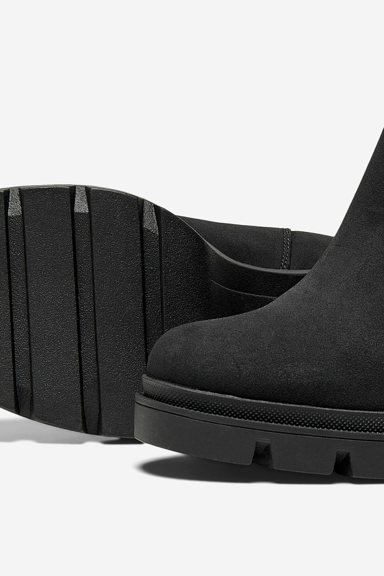 Botas de cano curto com salto tratorado
