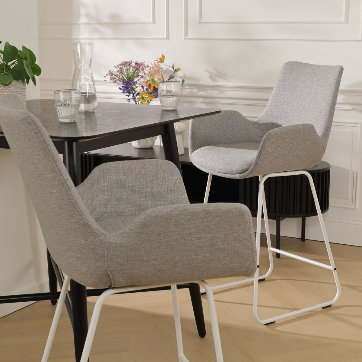 Barkruk Nino-Eef warm grijs - wit onderstel - 65 cm
