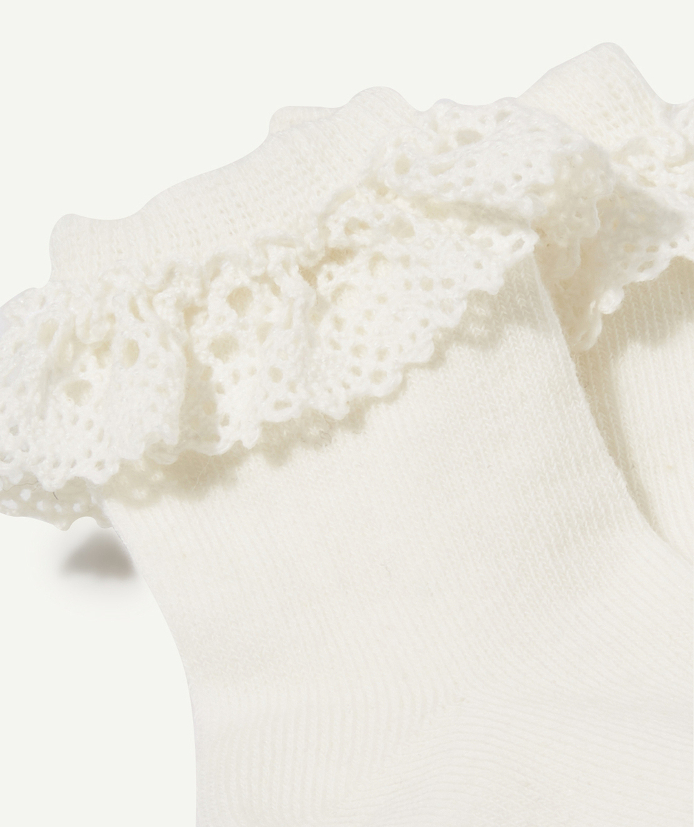 LES CHAUSSETTES UNIES AVEC DÉTAILS EN BRODERIE