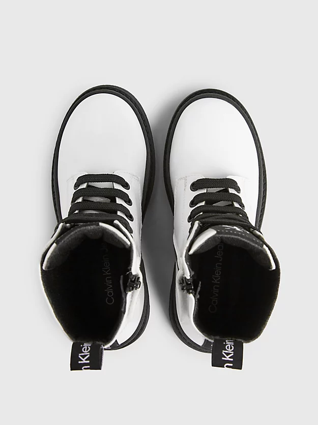 Botas infantis com cadarço