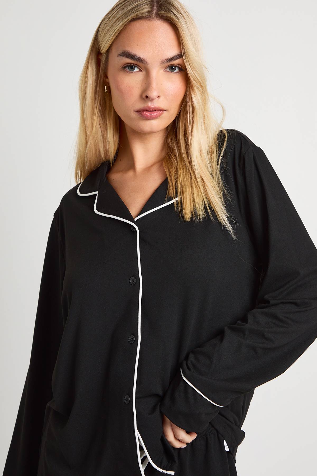 boohoo Ensemble Pyjama Chemise À Manches Longues Et Short En Jersey Avec Détails Passepoilés