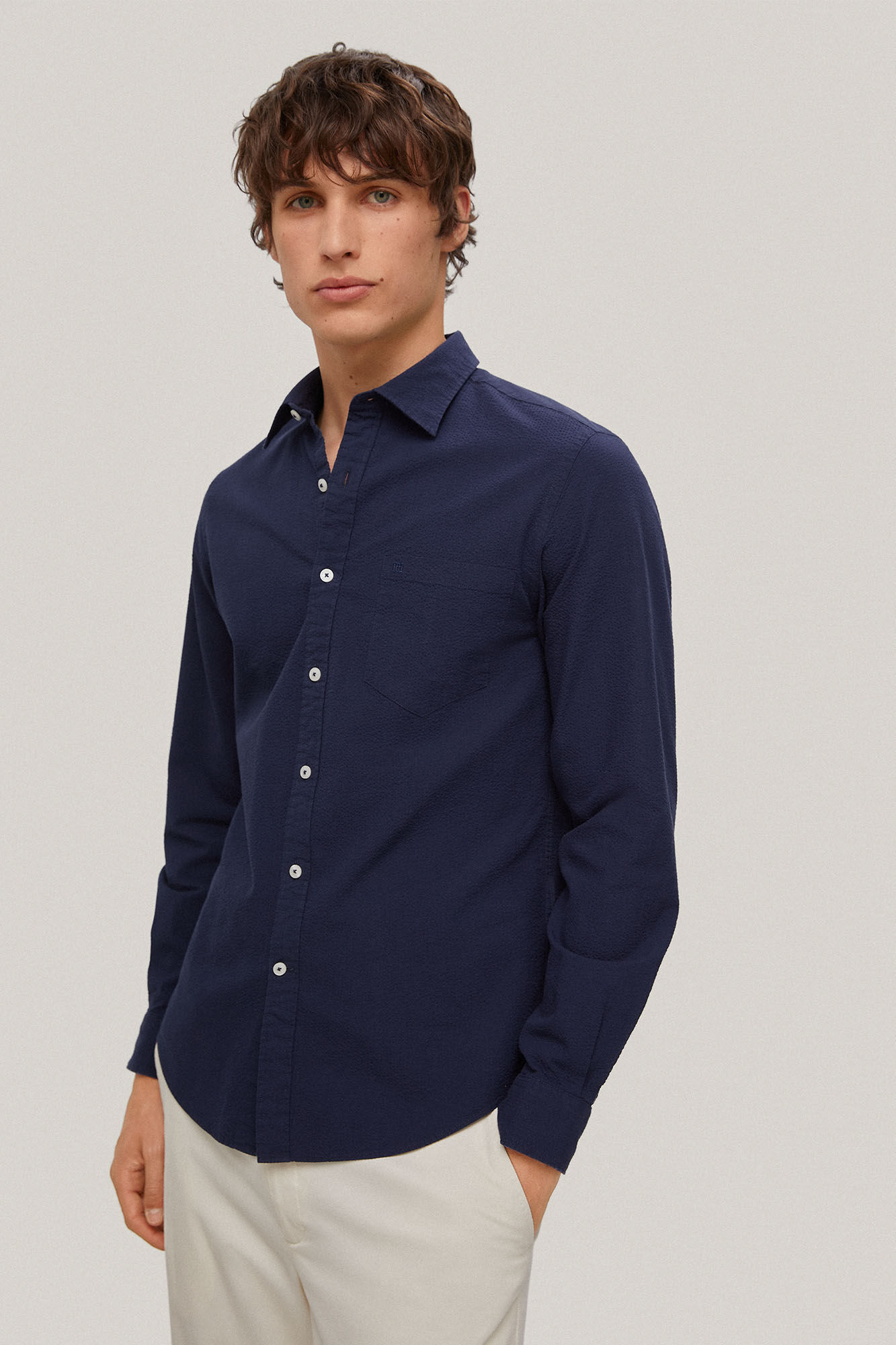 Camisa lisa de manga comprida em tecido seersucker - Azul