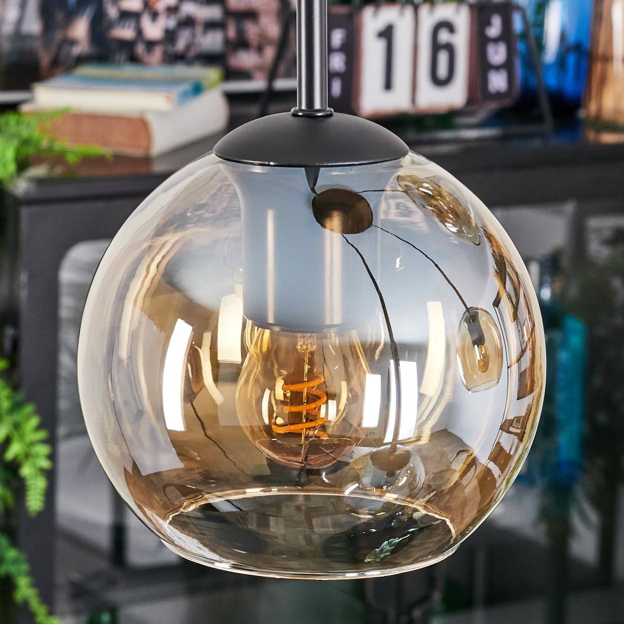 HOFSTEIN Hängeleuchte Koyoto, 4-flammige Hängelampe aus Metall/Glas in Schwarz/Bernsteinfarben, moderne Pendelleuchte im Retro/Vintage-Design (Schirme Ø 15 cm), E27, Esszimmer, Küche, Wohnzimmer, Flur