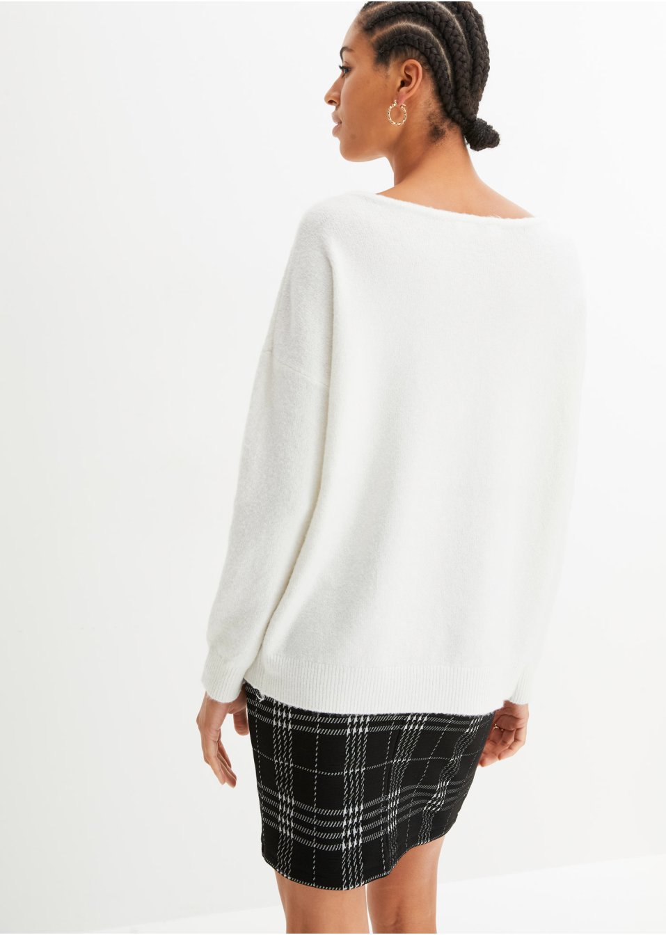Pull avec pierres décoratives