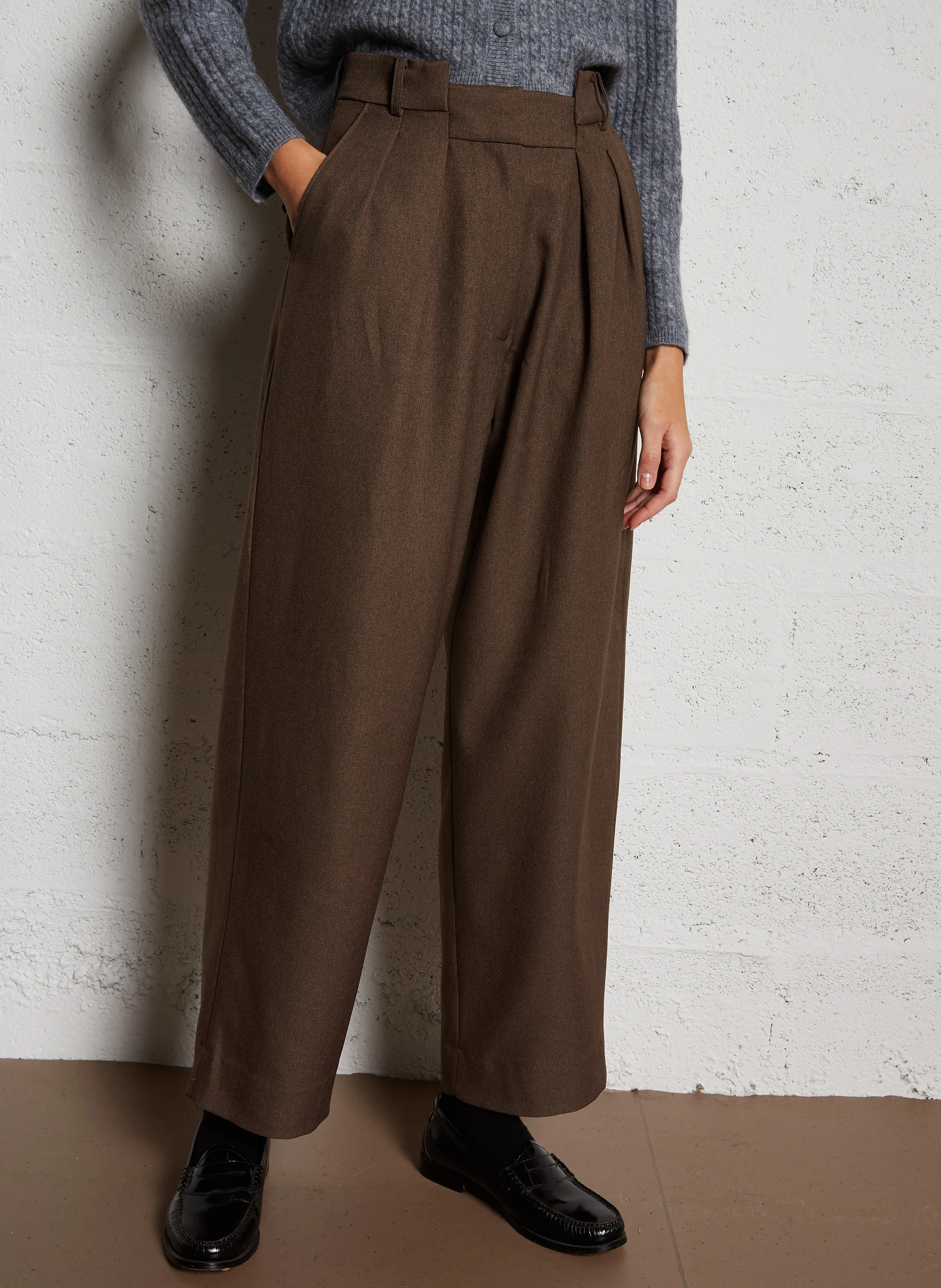 PRUNE - Pantalon droit et large à pinces| Marron