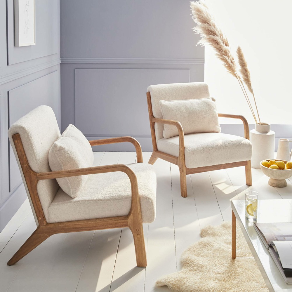 Fauteuil à bouclettes blanches. Bois et tissu. 1 place droit fixe. Pieds compas scandinave. Structure en bois solide. Assise