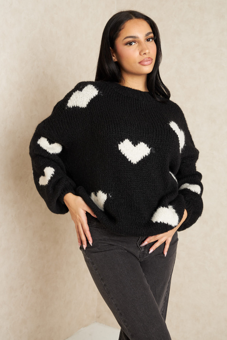 Pull noir à coeur beige