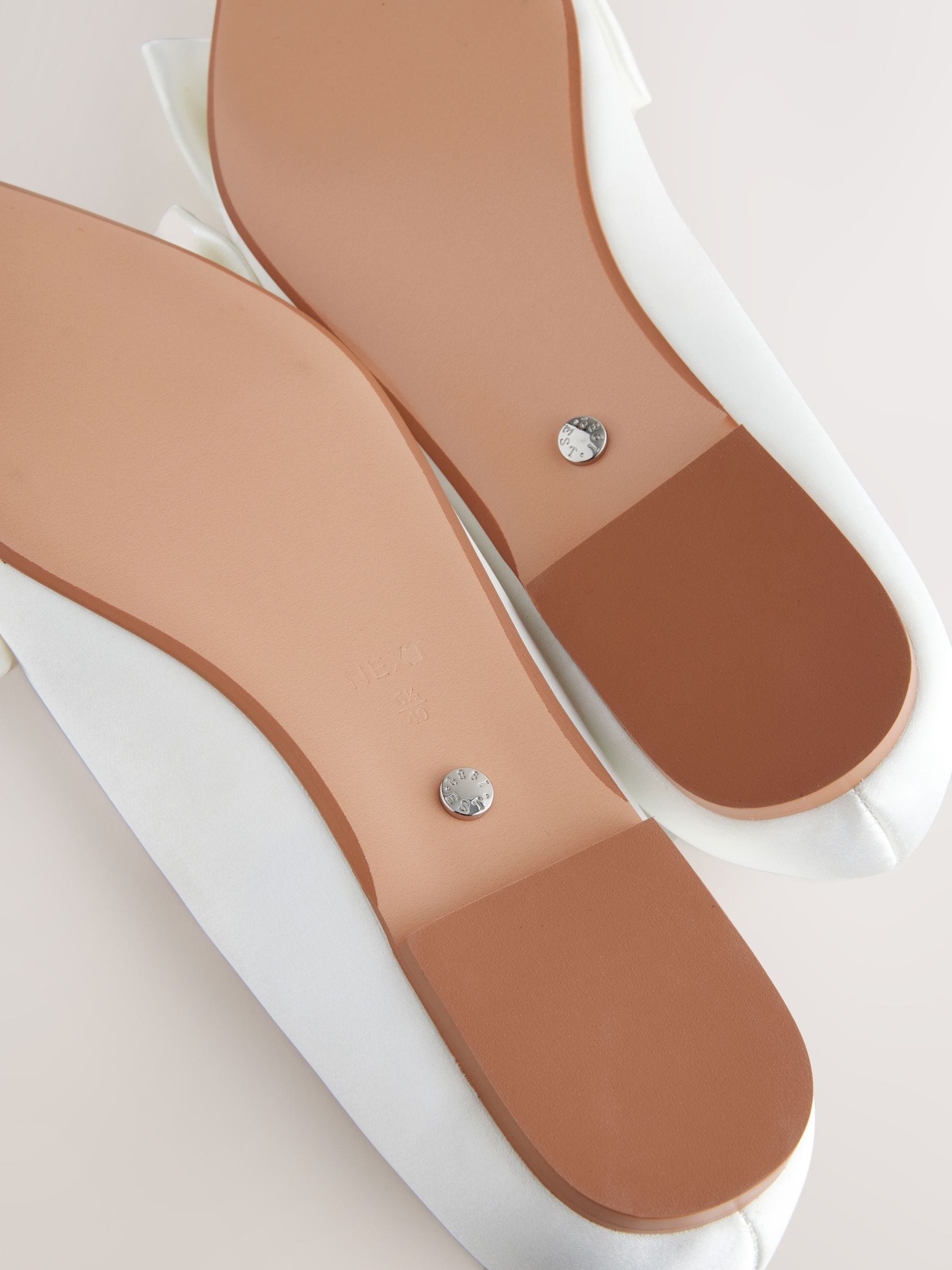 Ivoor - Forever Comfort® bruidsballerina's met strik en puntige neus