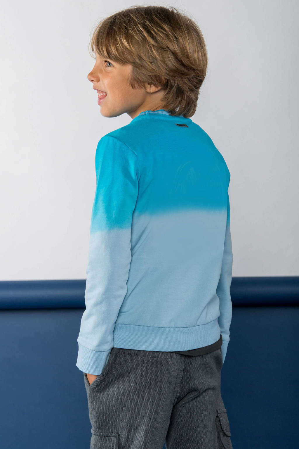 B.Nosy dip-dye sweater Stephan helderblauw/lichtblauw