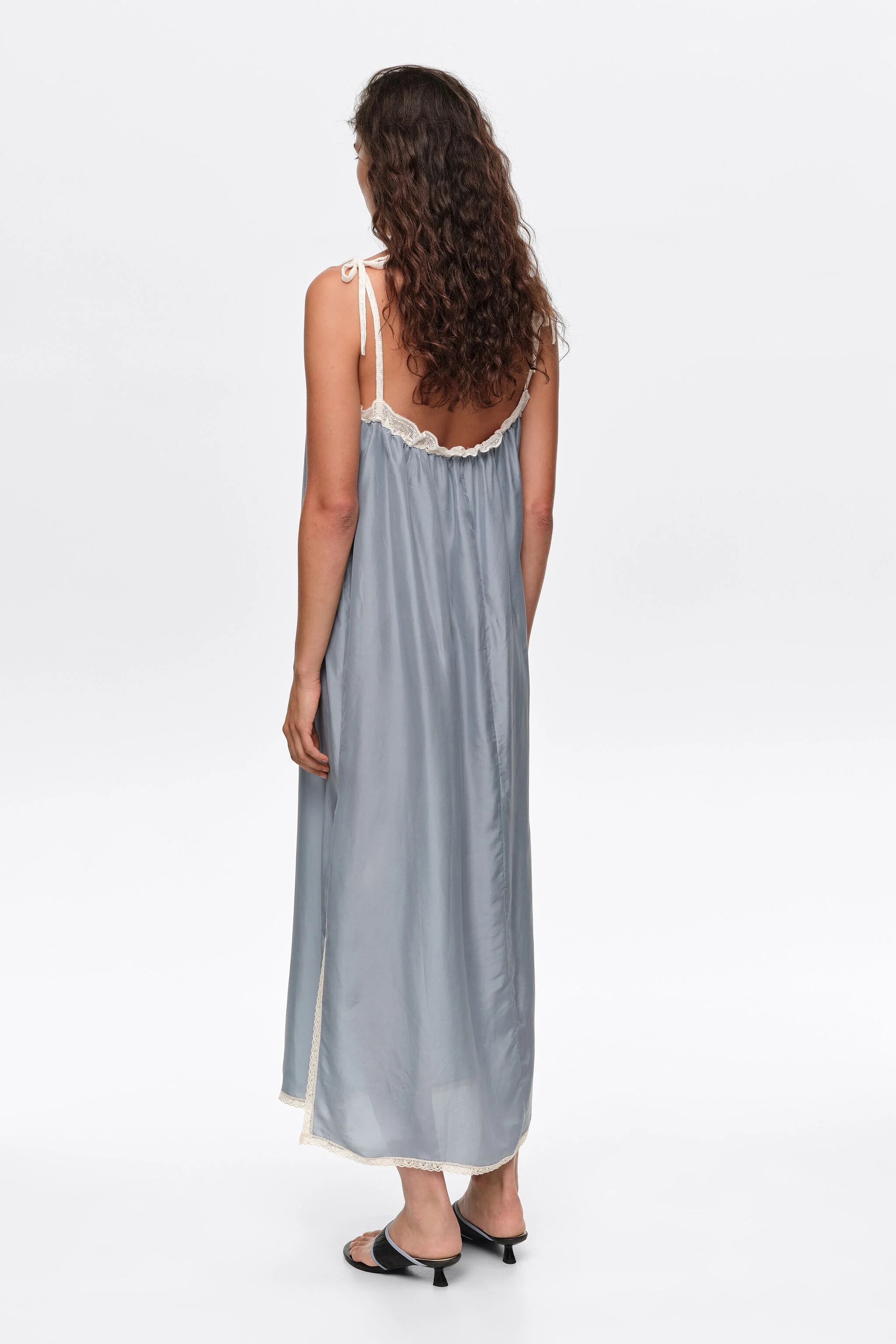 Vestido de seda azul claro com alças de renda.