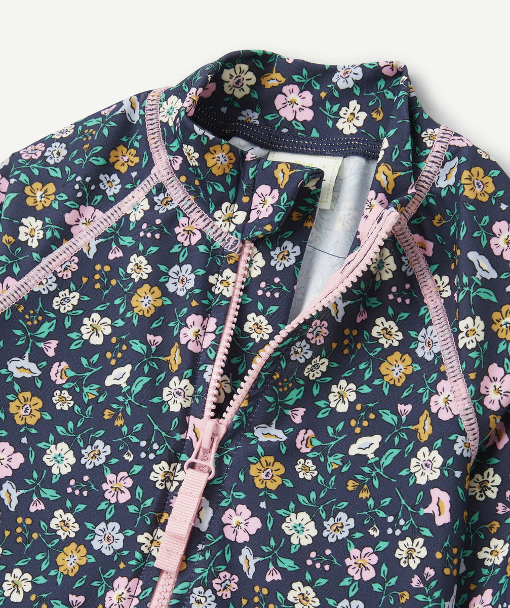 COMBINAISON ANTI-UV BÉBÉ FILLE EN FIBRES RECYCLÉES BLEU AVEC IMPRIMÉ FLEURI