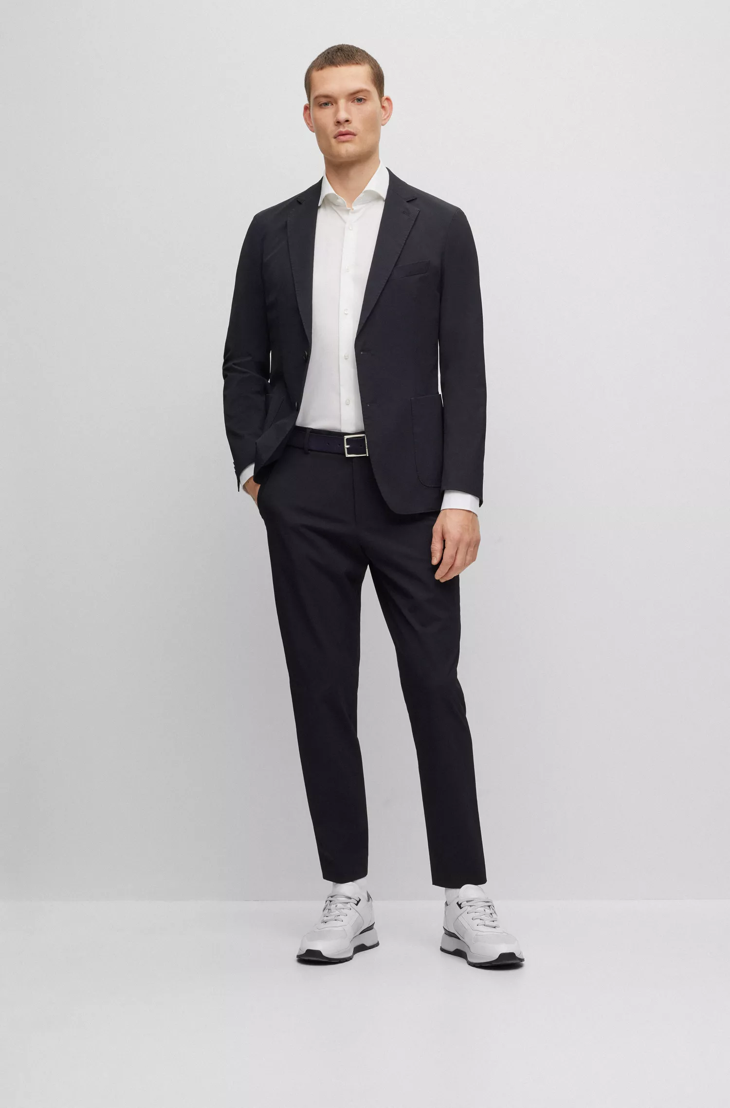 Camisa BOSS preta de corte regular em mistura de algodão elástico.