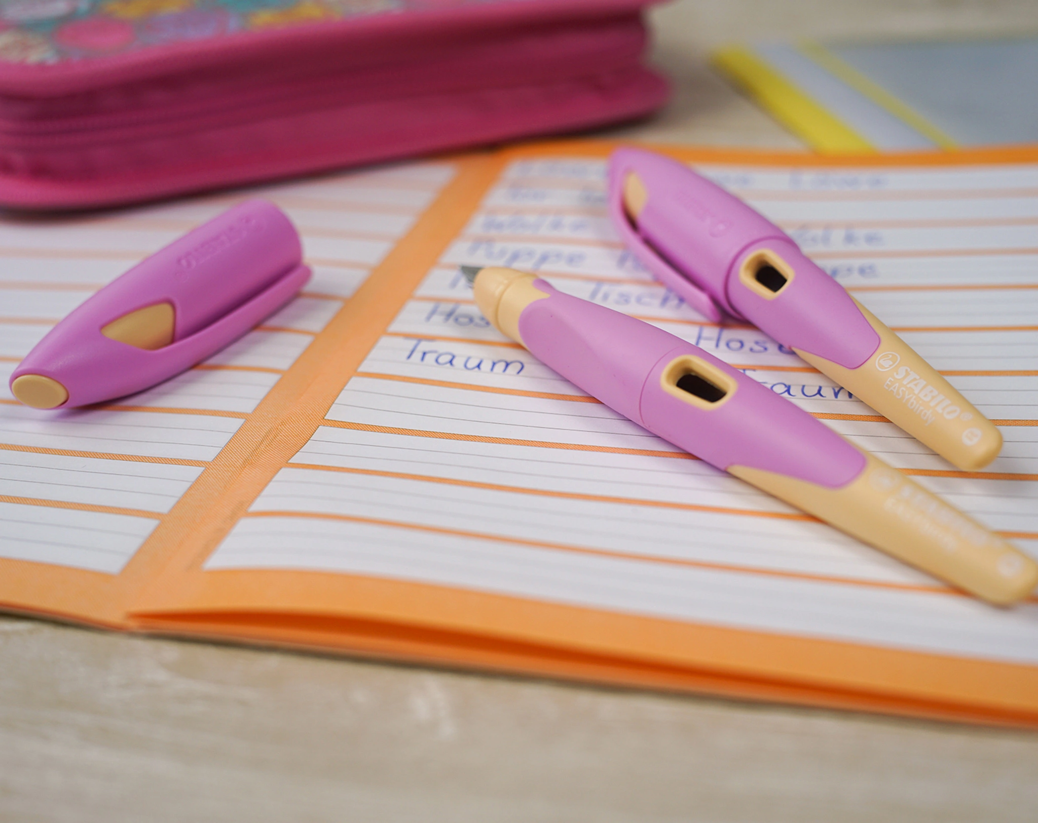 Schulfüller STABILO® EASYbirdy PASTEL Feder A für Rechtshänder in pink/apricot