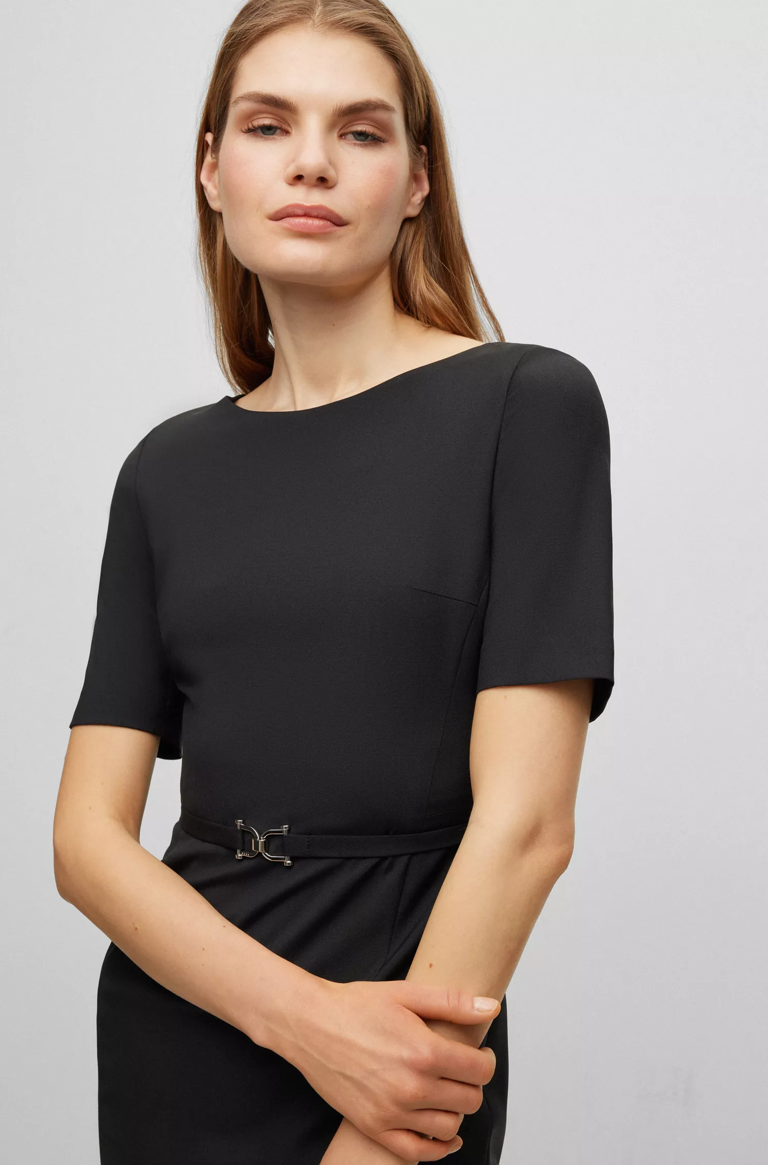 Vestido slim fit preto em lã virgem da BOSS com detalhe de cinto.
