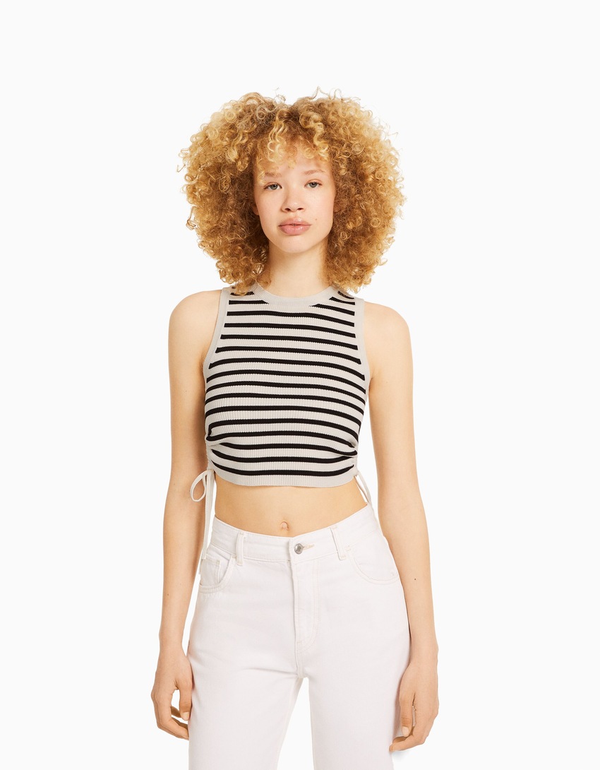 Blusa de malha sem mangas com franzidos e amarrações.