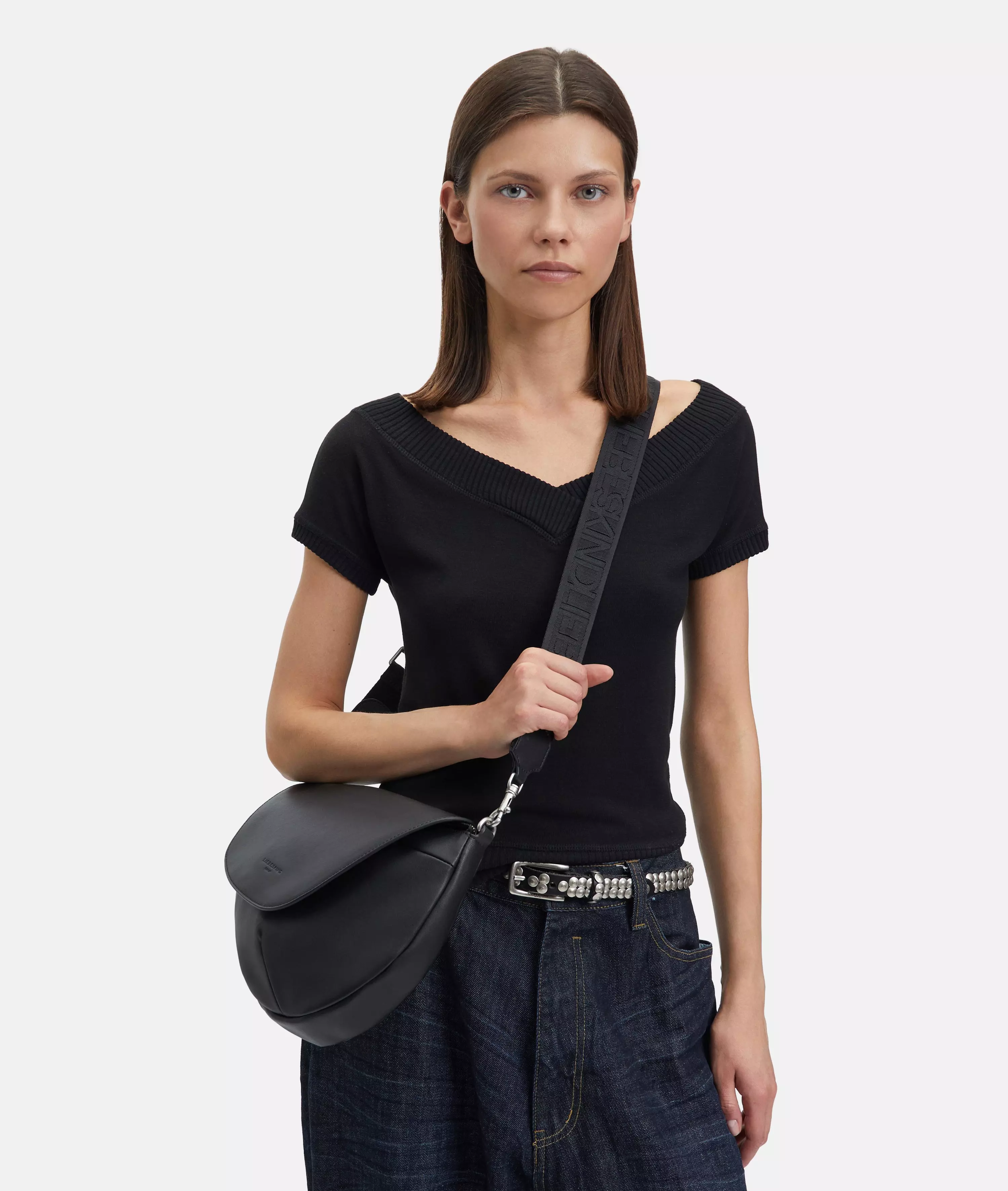 Oval Shoulder-Bag M Spacious shoulder bag made from recycled leather