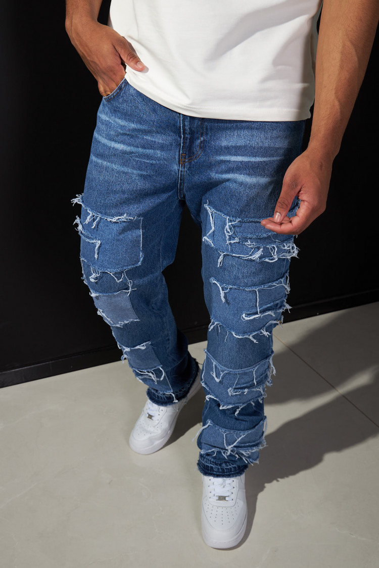 Jean bleu à empiècement sur les cuisses déchiré