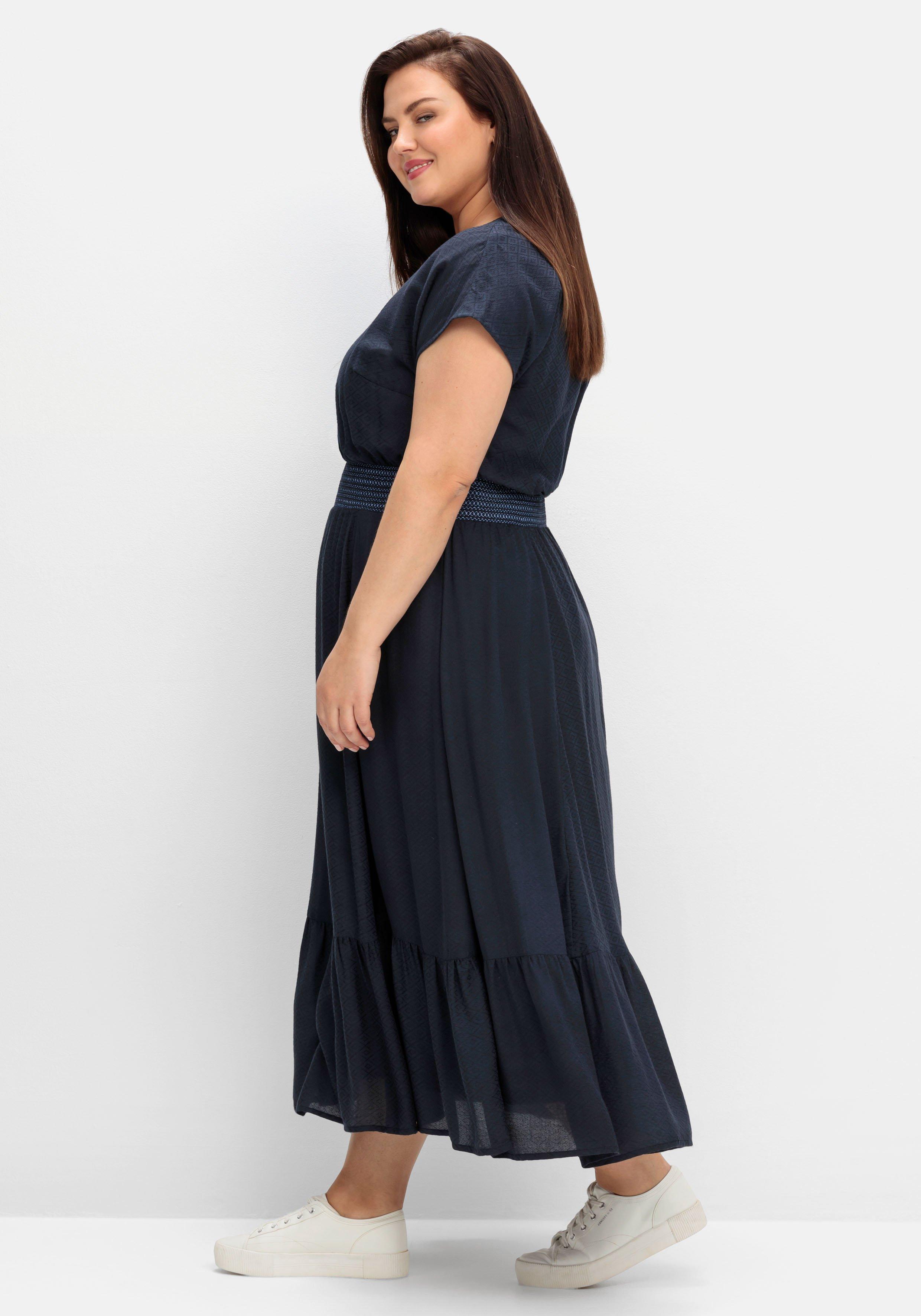 Maxikleid mit Smokbund und Volant am Saum