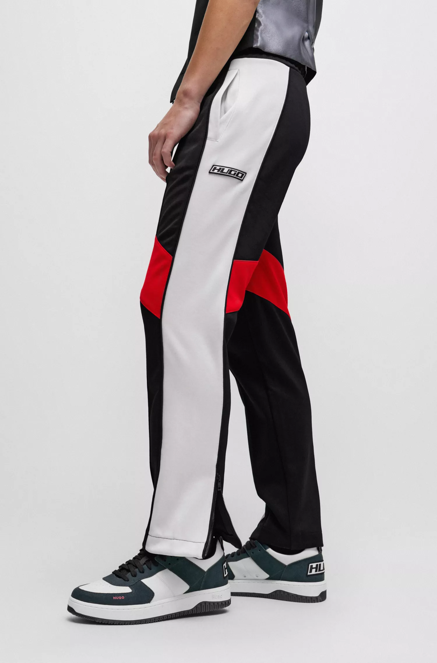 Calça de fato de treino HUGO vermelha, corte descontraído e com blocos de cor.