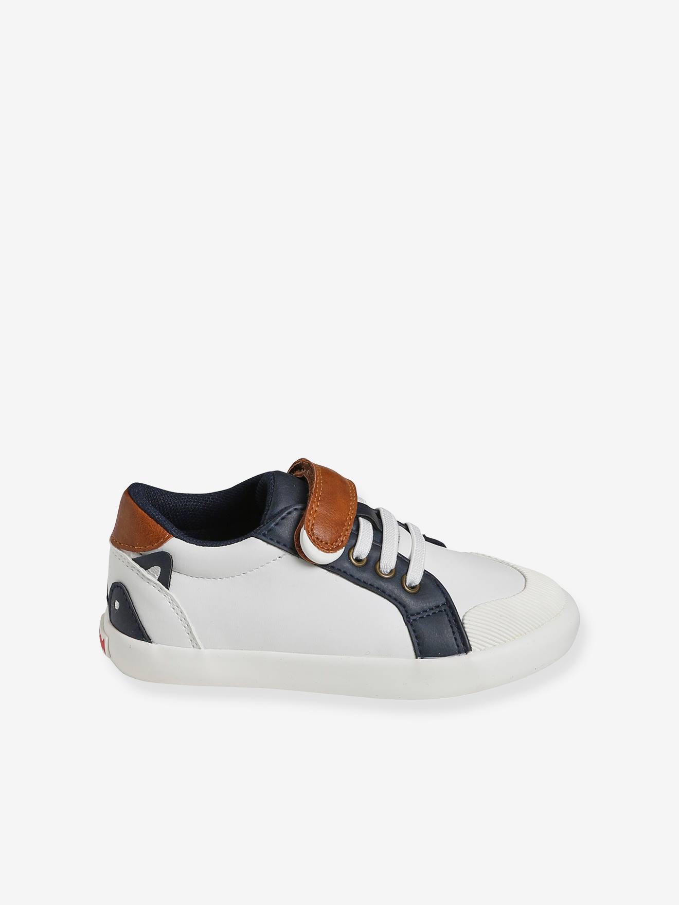 Tênis infantil masculino, modelo especial com design autônomo, branco claro liso com estampas.