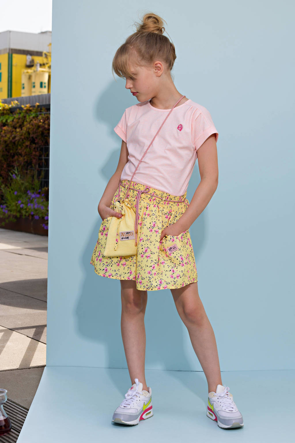 NONO gebloemde jurk Mira van polyester geel/roze