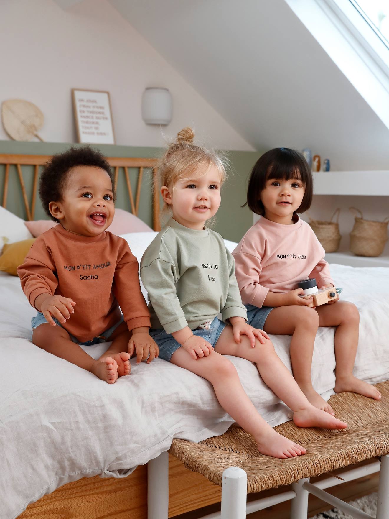 Moletom infantil verde médio liso com estampas e mensagem personalizável.