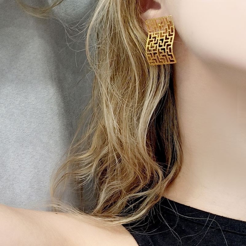 Boucles d'oreilles à clou en plaqué or rose faites à la main avec arabesque géométrique - Bijou de créateur