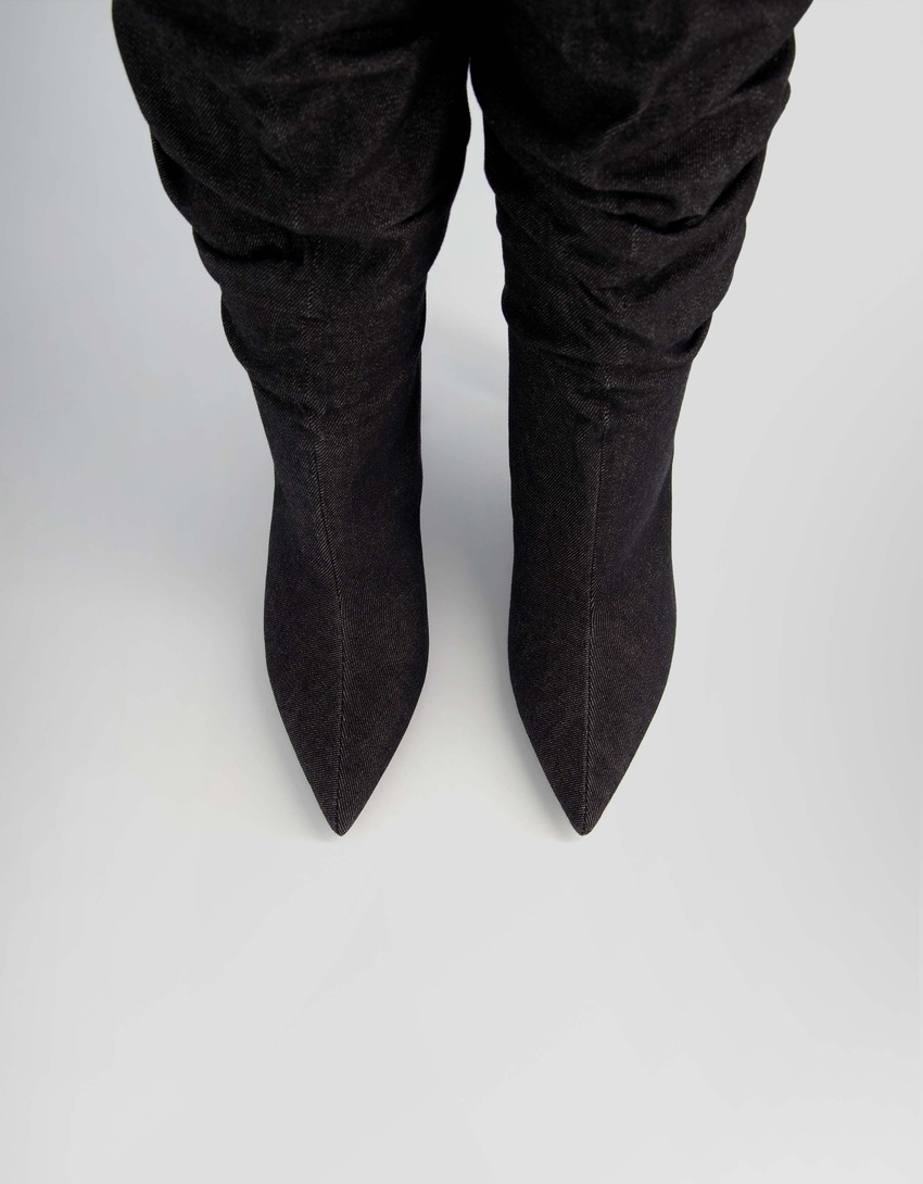 Botas de salto alto em jeans folgadas