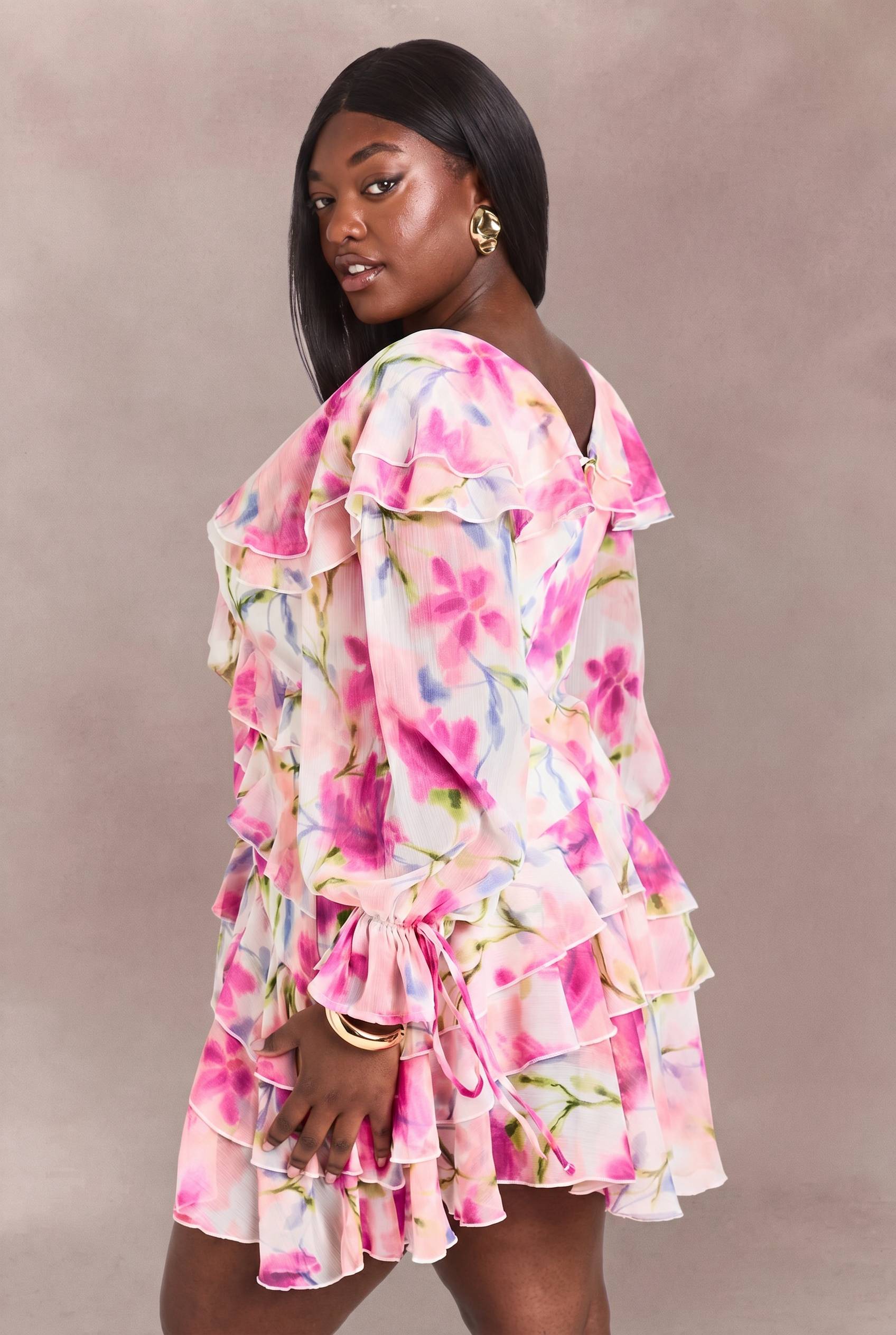 boohoo Robe Mini En Mousseline À Volants Et Imprimé Floral Plus