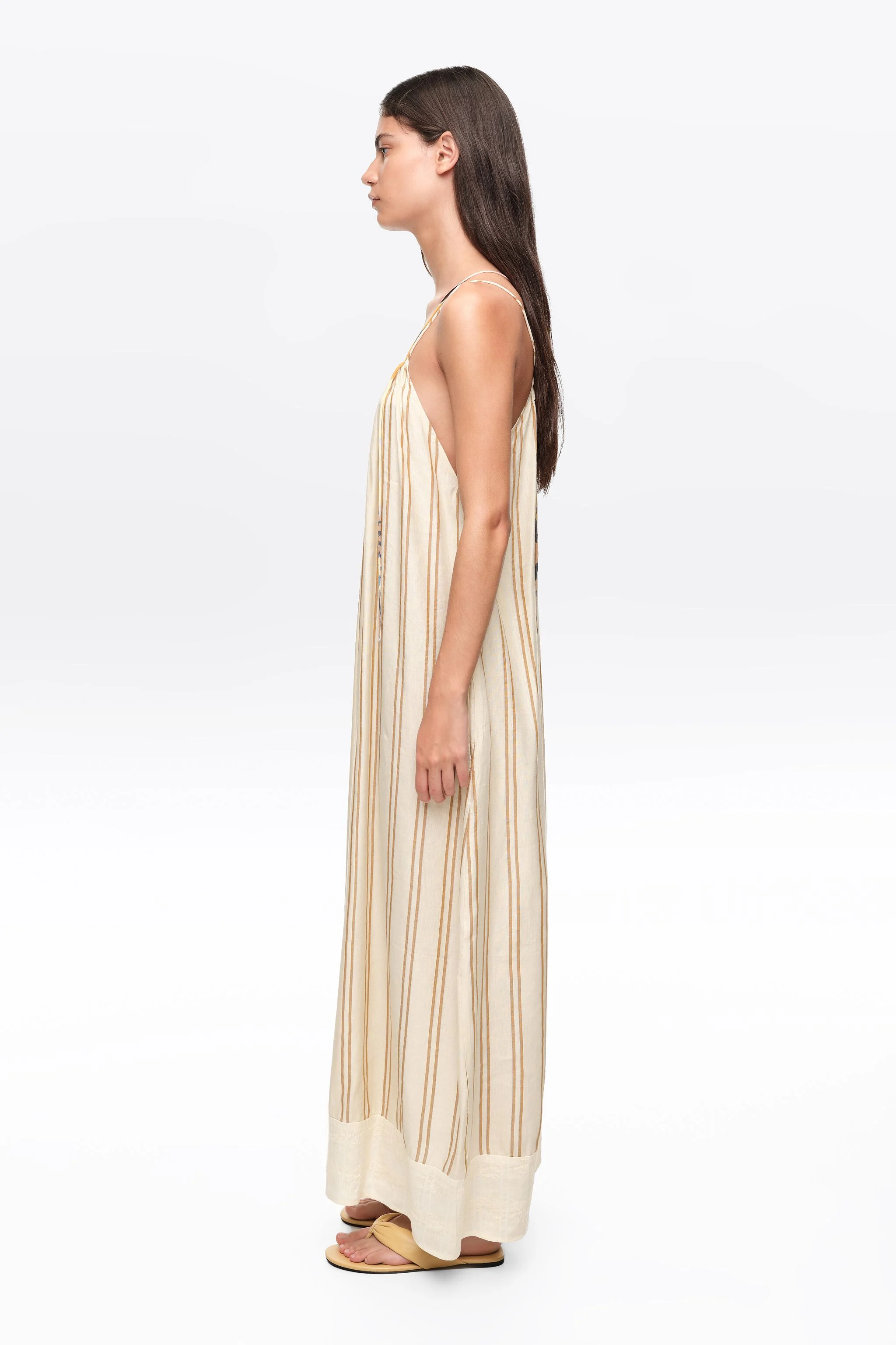 Vestido de linho com listras cor areia e alças finas.