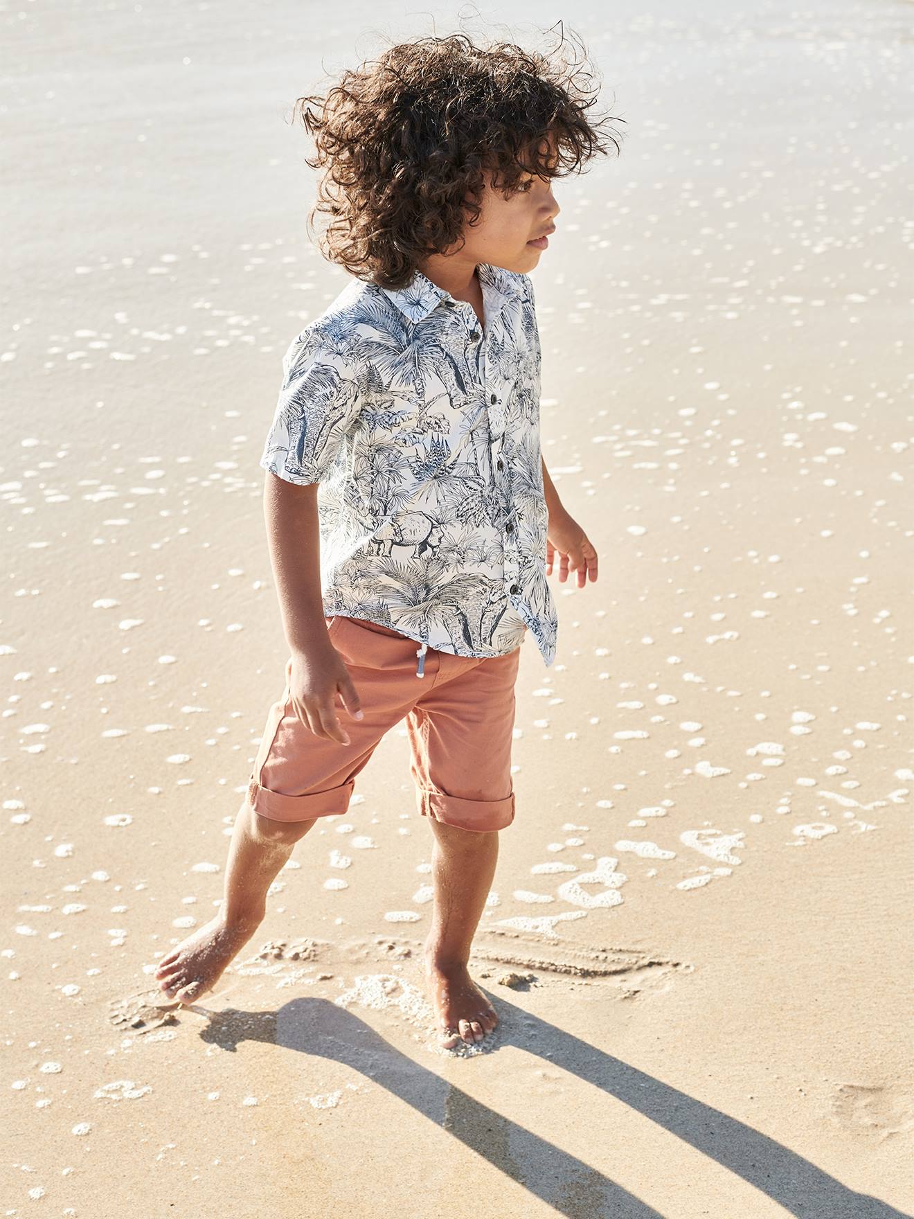 Bermuda infantil colorida, azul-escura lisa com estampas.