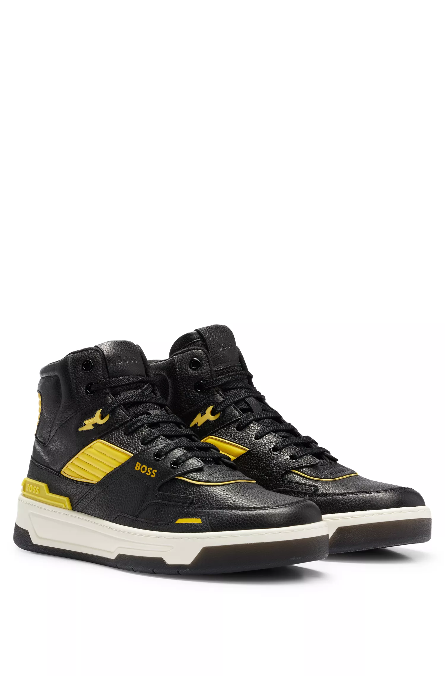 Tênis BOSS cano alto preto, inspirados no basquete, em couro.