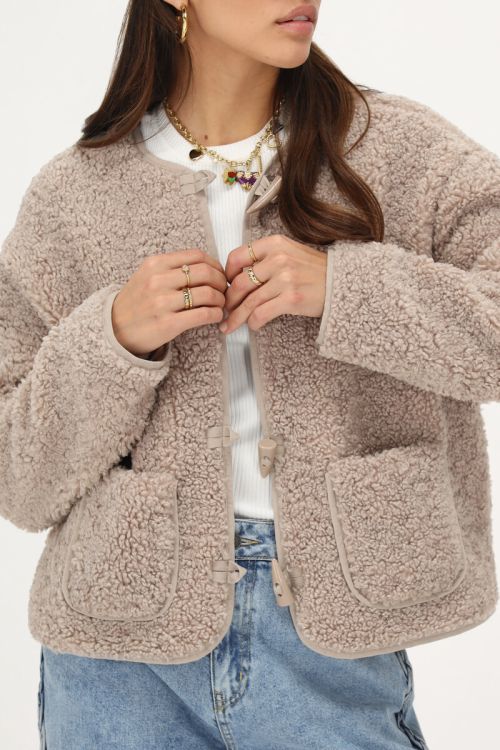 Beige teddy jas met knopen