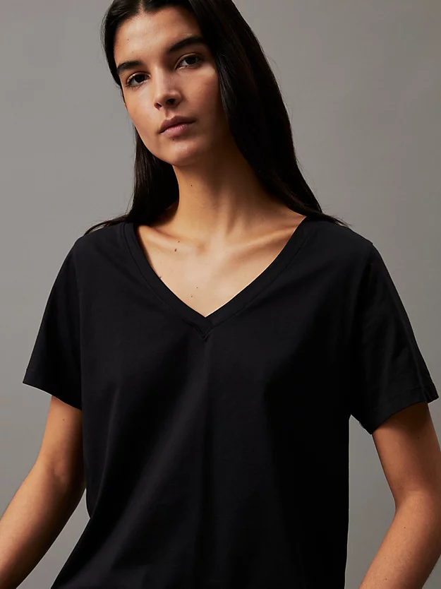 Camiseta com decote em V