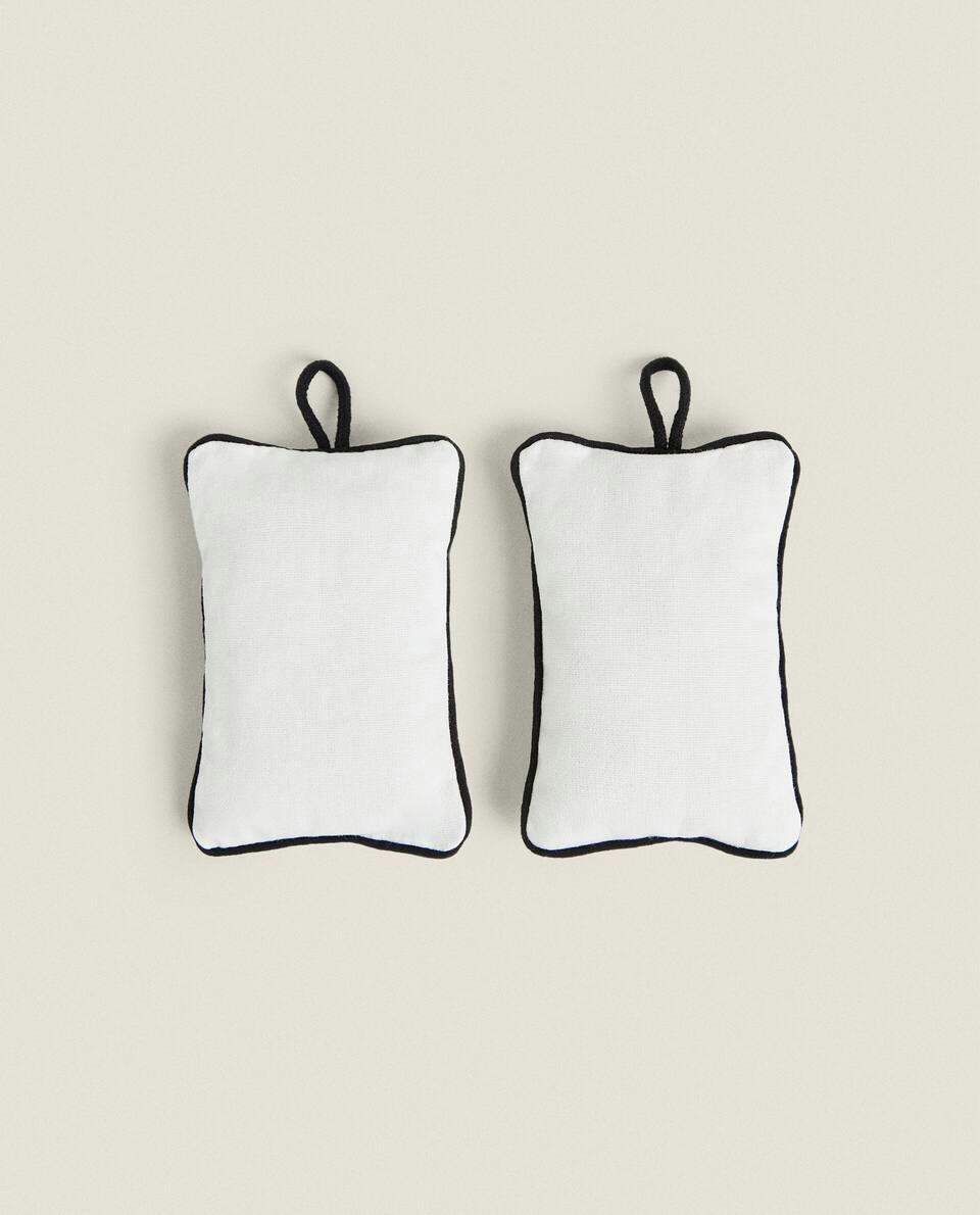 Pacote com 2 sacos de lascas de cedro para guarda-roupa.
