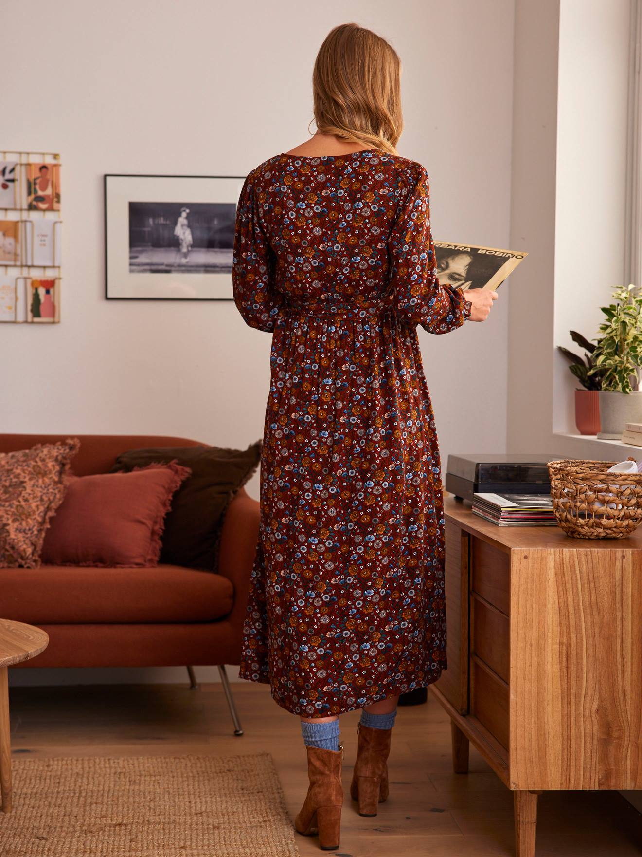Vestido envelope vermelho escuro estampado para gestantes e lactantes.