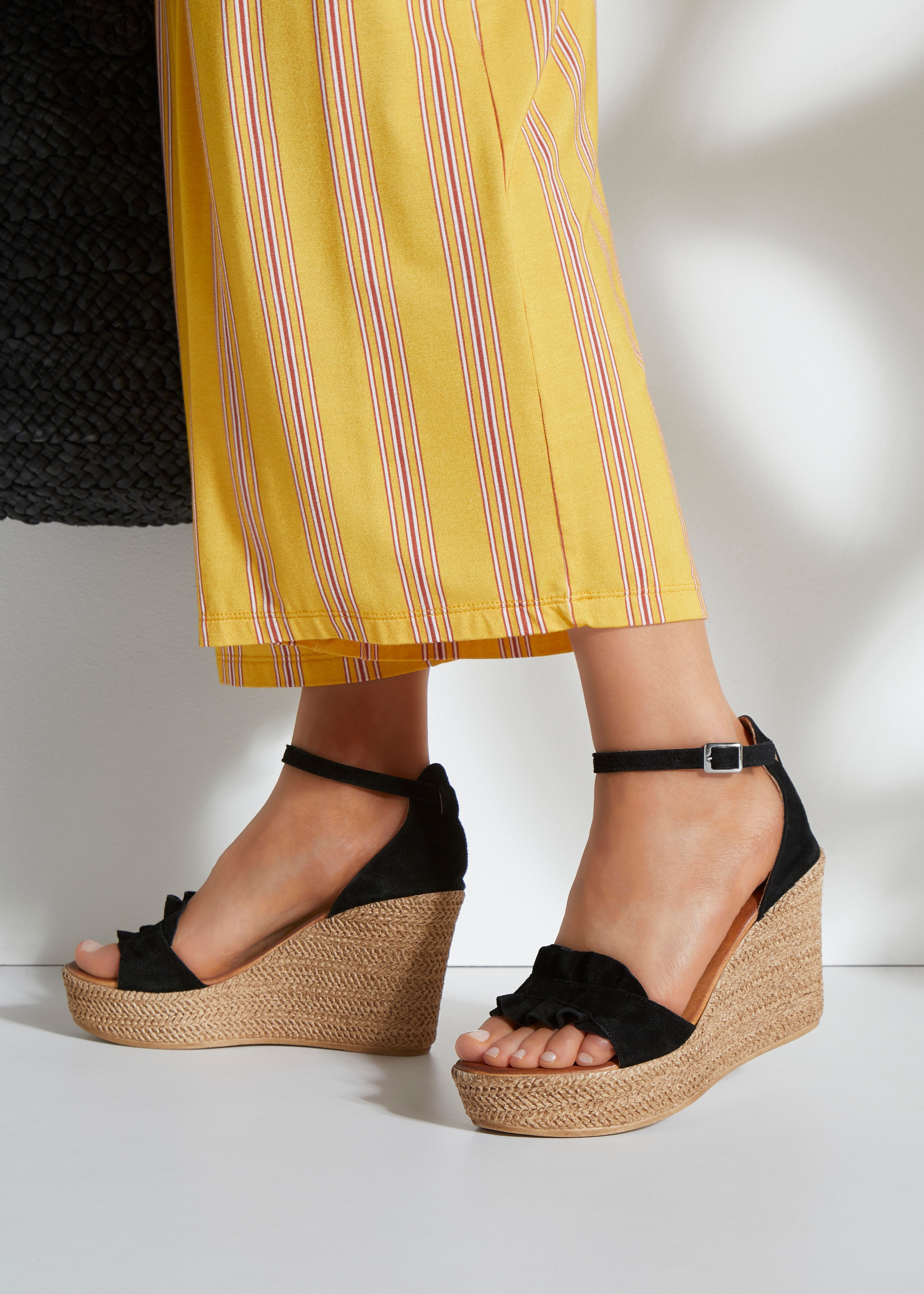 LASCANA Sandalette »Sommerschuh«  Sandale, Sommerschuh aus Leder mit Keilabsatz