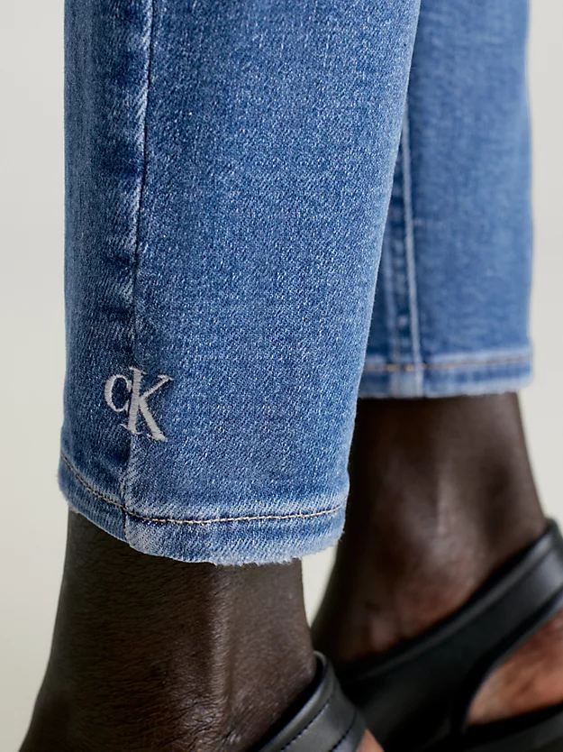 Calça jeans super skinny de cintura alta até o tornozelo