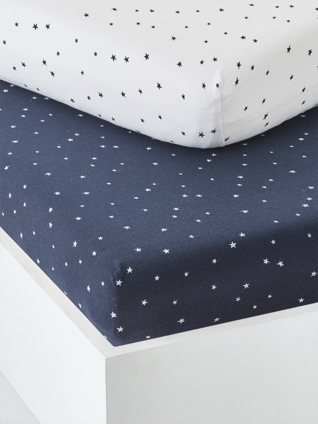 Conjunto de 2 lençóis de bebê com elástico, em algodão estampado azul escuro.