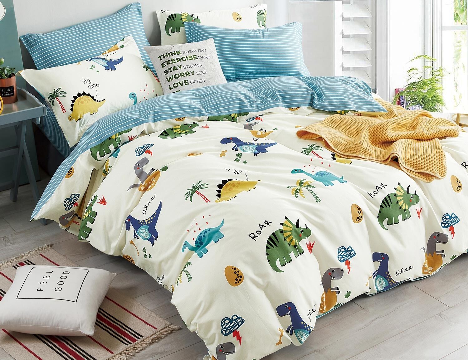 Bettwäsche mit kleinen, bunten Dinosauriern