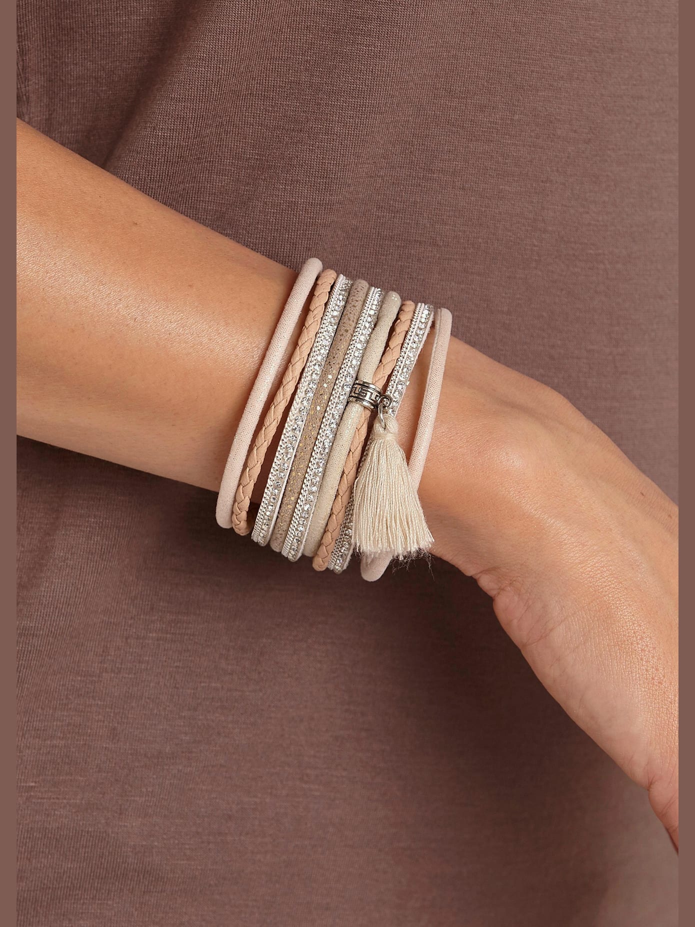 Bracelet bandes multi-rangées avec houppe