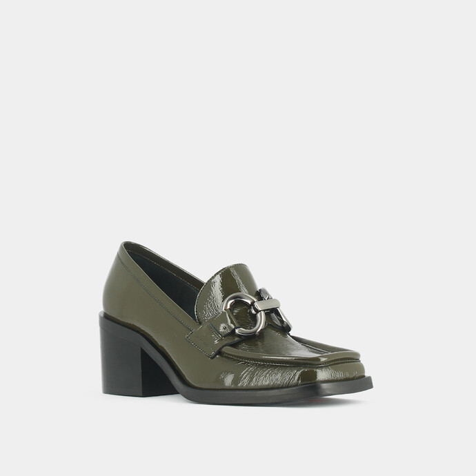 Mocassins à talons, boucles argentées et bouts carrés  en cuir vernis plissé kaki
