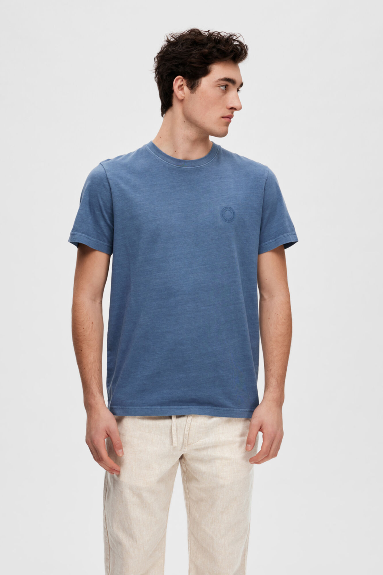 Camiseta de manga curta em algodão orgânico com detalhe de logotipo. - Azul