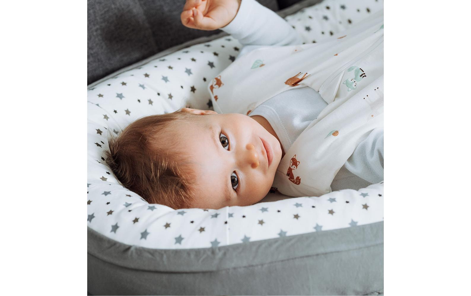 Babynest Home Premium Sterne Weiss<br>Liegehilfe für Babys